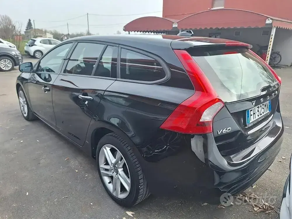 Usata Volvo V60 Kinetic 120 CV (88 kW) 2017 Nero Station wagon