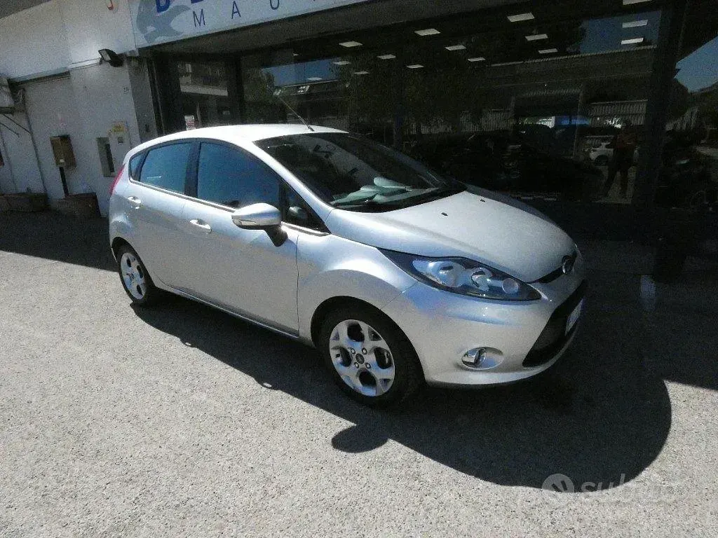 Usado Ford Fiesta 97 HP (71 kW) 2012 Cinzento Sedan
