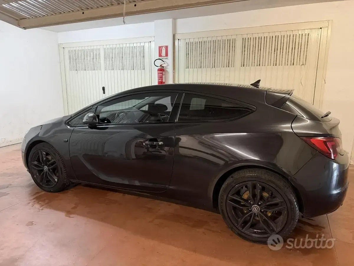 Usata Opel Astra GTC 140 CV (102 kW) 2013 Nero Coupé
