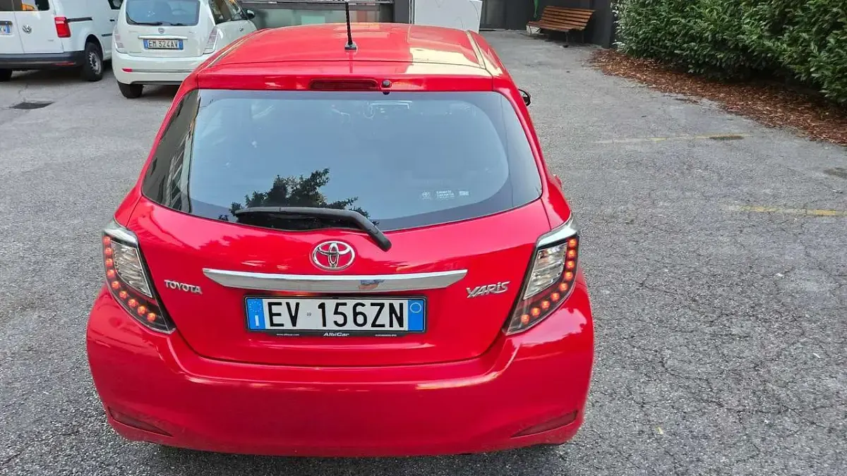 Usata Toyota Yaris Lounge 69 CV (50 kW) 2014 Rosso Utilitaria