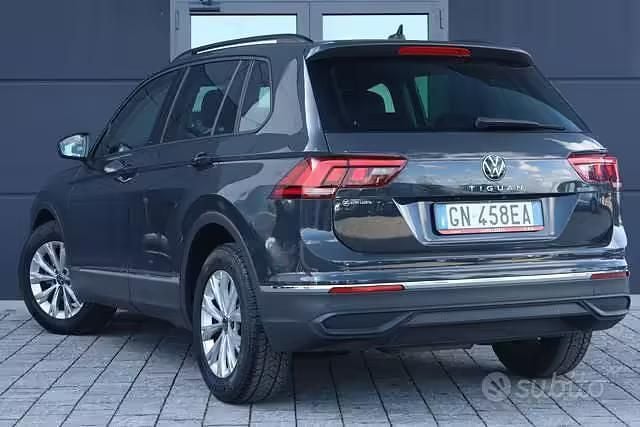 Gebraucht VW Tiguan Life 150 PS (110 kW) 2023 Grau SUV