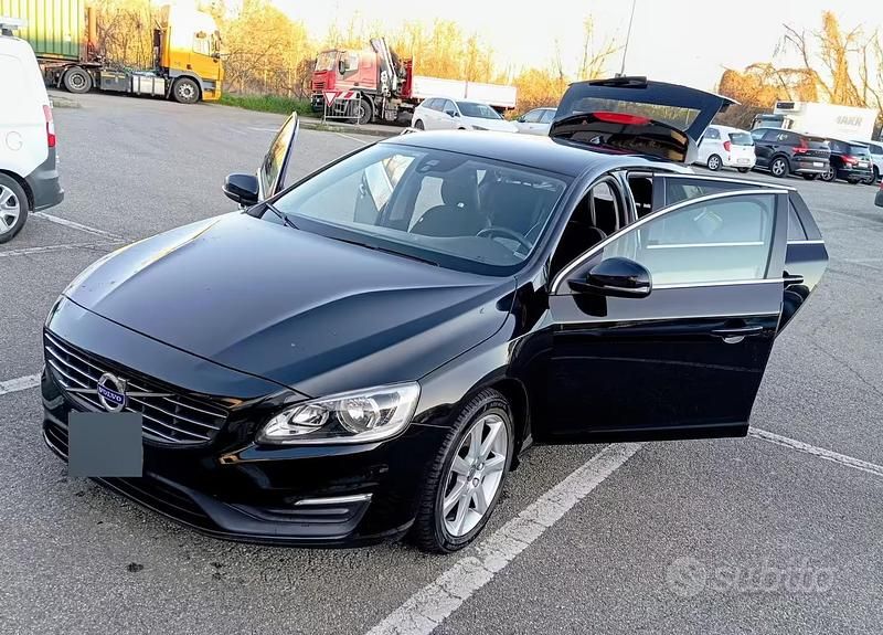Usata Volvo V60 115 CV (84 kW) 2016 Nero Station wagon