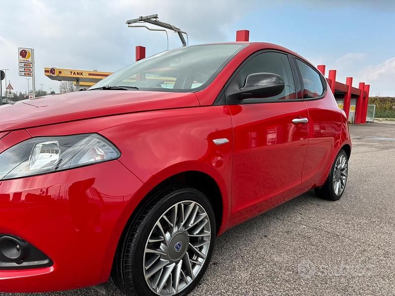 Usata Lancia Ypsilon 69 CV (50 kW) 2022 Rosso Utilitaria