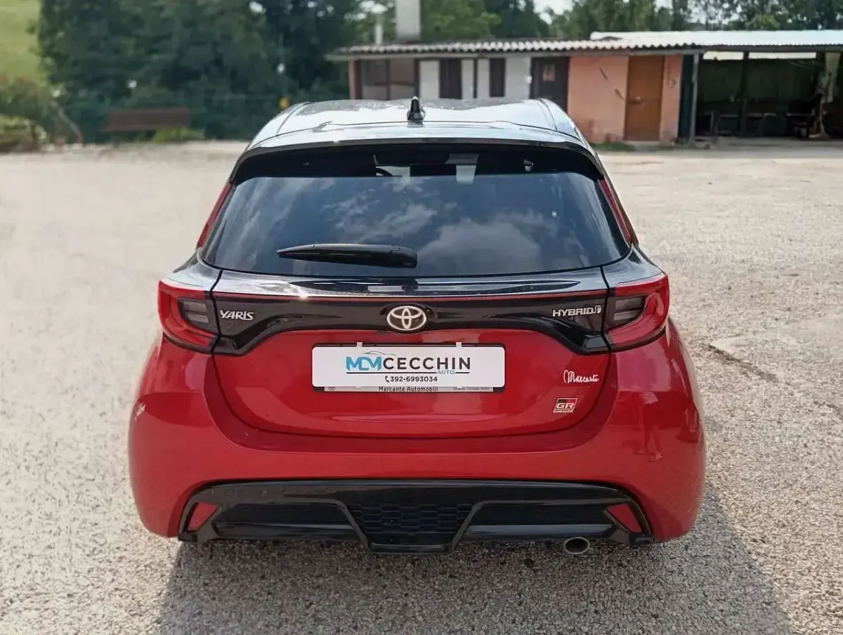 Usata Toyota Yaris Hybrid Sport 116 CV (85 kW) 2022 Emotional red Berlina