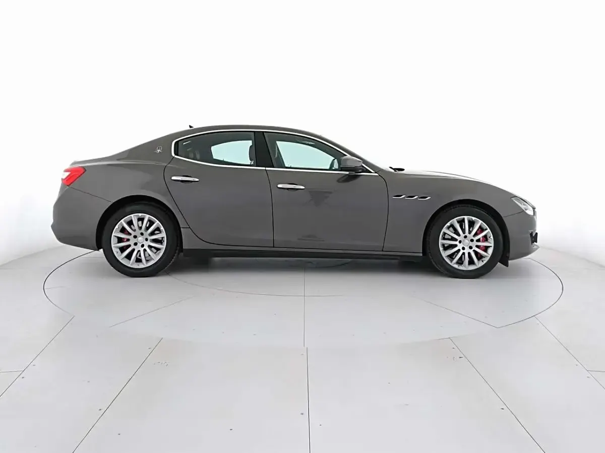 Usata Maserati Ghibli 275 CV (202 kW) 2017 Grigio maratea Berlina