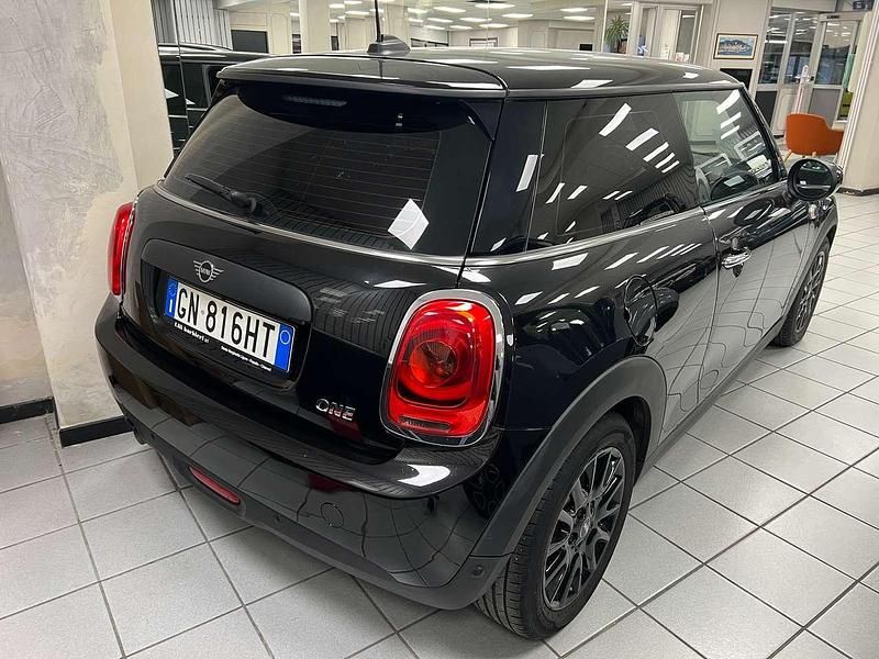 Usata Mini ONE 102 CV (75 kW) 2021 Nero Utilitaria