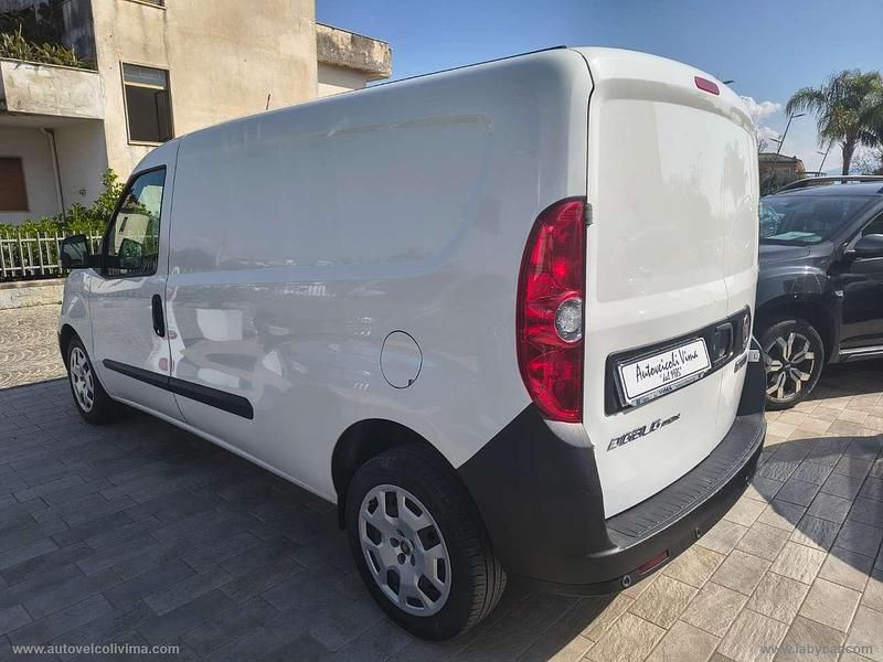 Usata Fiat Doblò 105 CV (77 kW) 2022 Bianco Monovolume