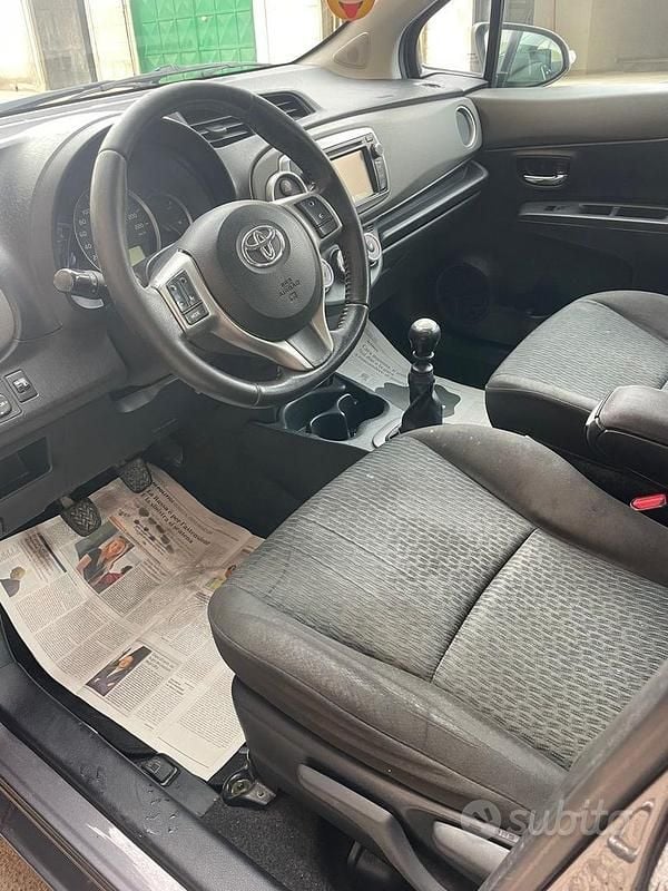 Begagnad Toyota Yaris Lounge 90 HK (66 kW) 2011 Grå Halvkombi