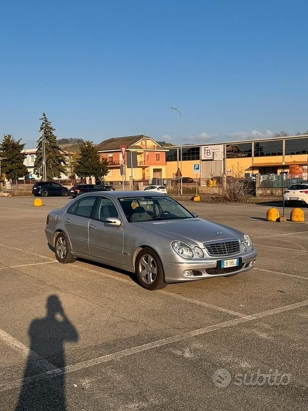 Usata Mercedes E220 150 CV (110 kW) 2004 Grigio Berlina