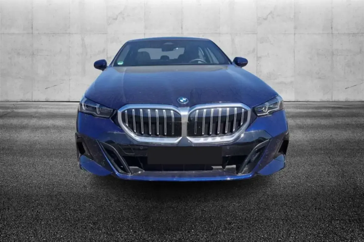 Usata BMW 530e M Sport 299 CV (219 kW) 2024 Blu/azzurro Berlina