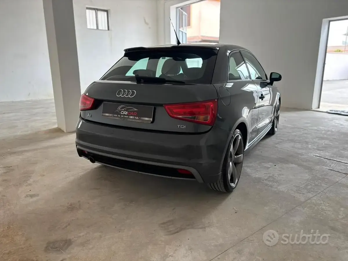 Usado Audi A1 Ambition 105 CV (77 kW) 2011 Gris Utilitario