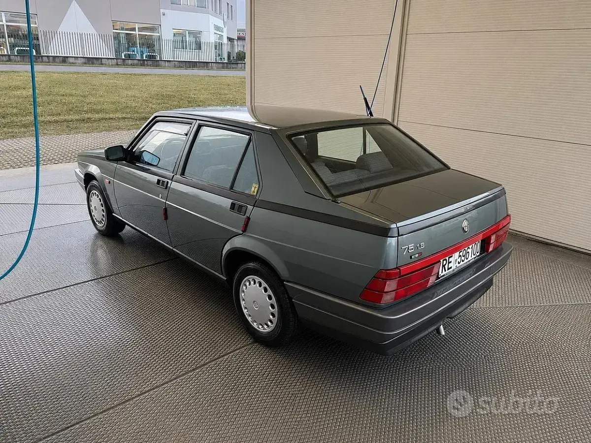 Usata Alfa Romeo 75 110 CV (80 kW) 1990 Grigio Berlina