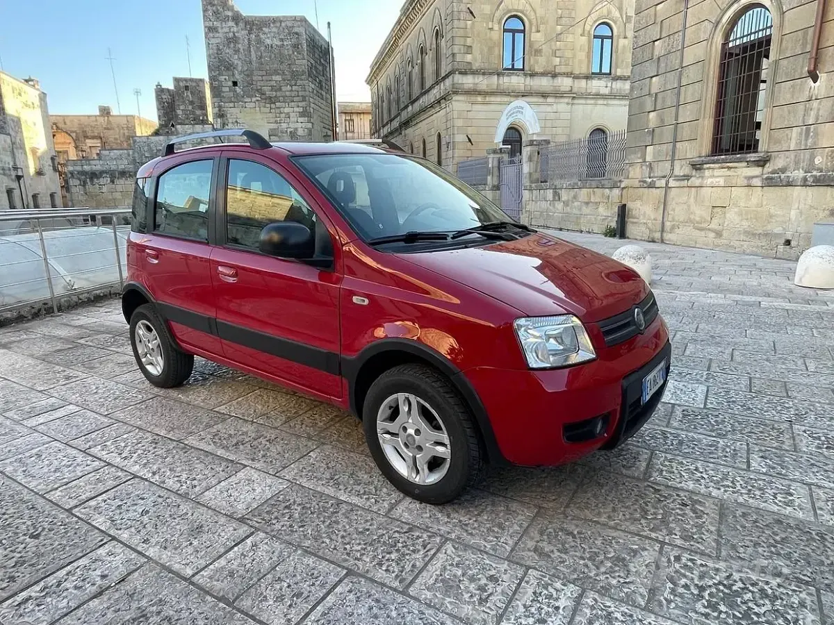 Usata Fiat Panda 4x4 69 CV (50 kW) 2010 Rosso Utilitaria