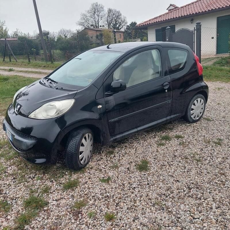 Nero Usata 2005 Peugeot 107 Due volumi | 2300 € (Buon prezzo) - Immagine 1/4