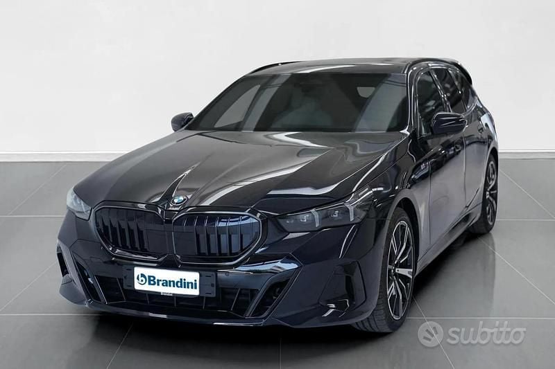 Nero Nuova 2025 BMW 520 M Sport Station wagon | 66.496 € (Buon prezzo) - Immagine 1/4