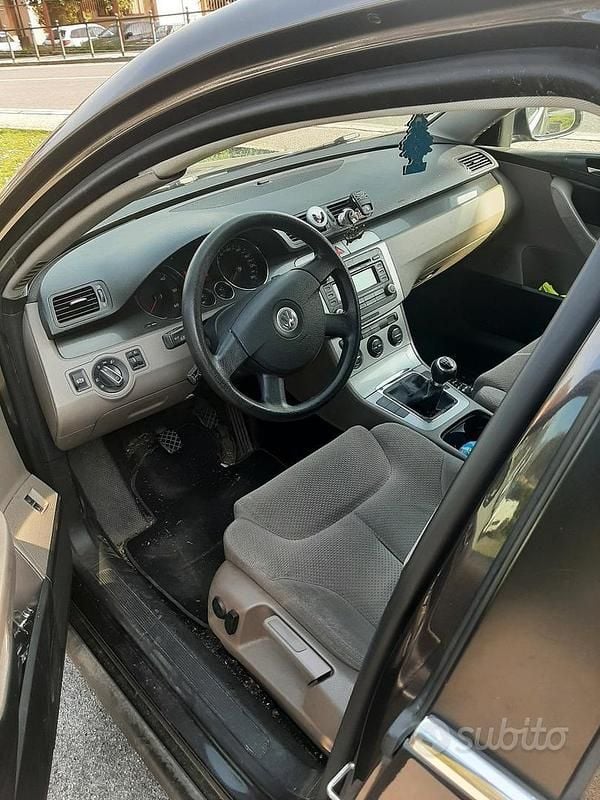 Usata VW Passat 2005 Marrone Berlina
