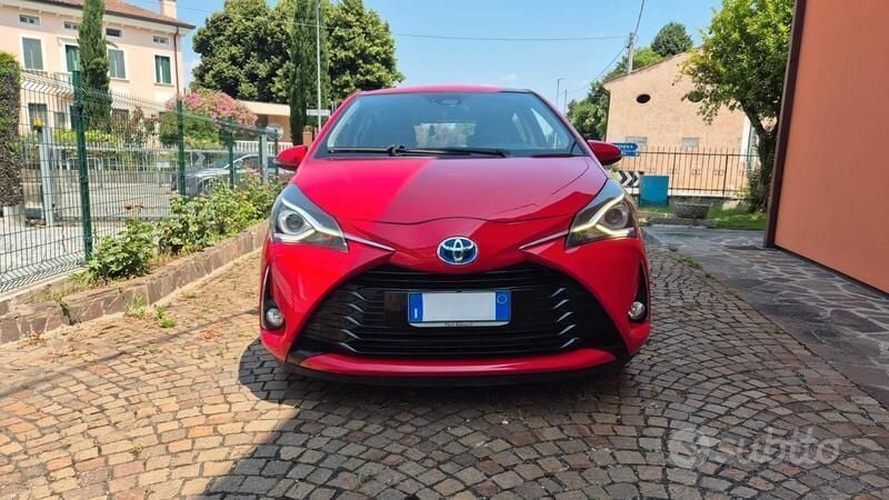 Usata Toyota Yaris Hybrid 73 CV (53 kW) 2018 Rosso Utilitaria