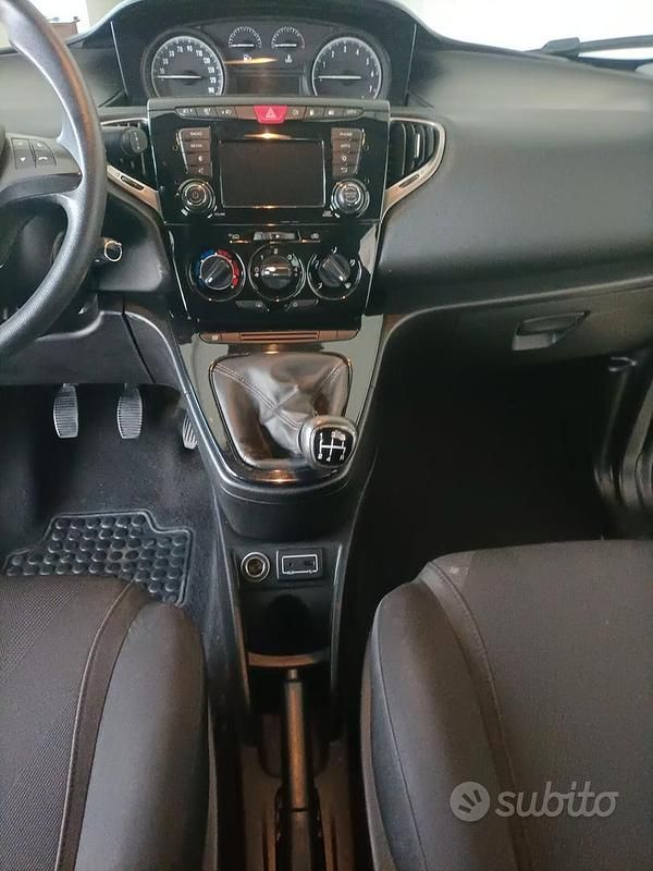 Usata Lancia Ypsilon Gold 69 CV (50 kW) 2018 Nero Utilitaria