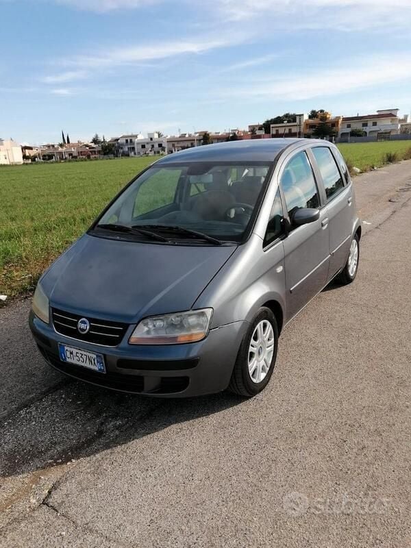 Usata Fiat Idea 101 CV (74 kW) 2004 Grigio Monovolume