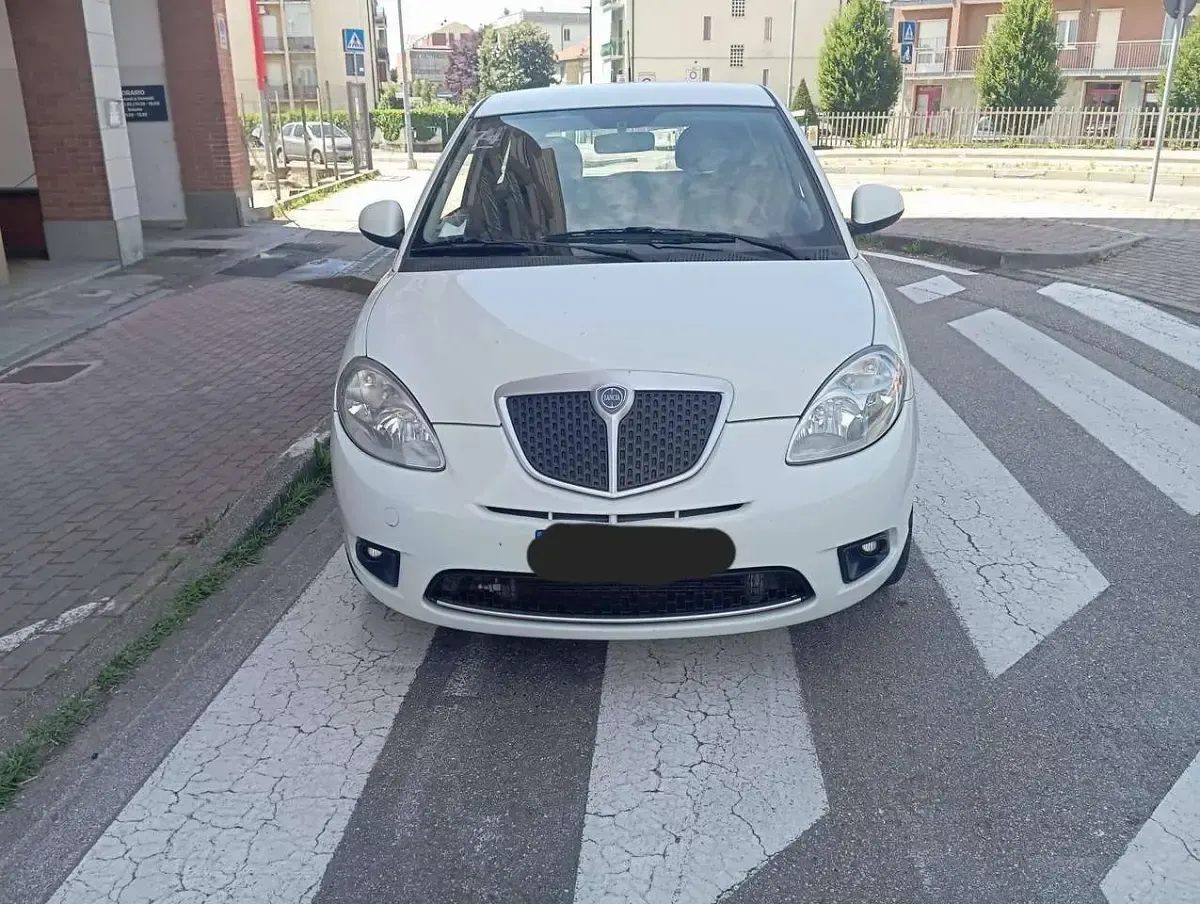 Usata Lancia Ypsilon 77 CV (56 kW) 2010 Bianco Utilitaria