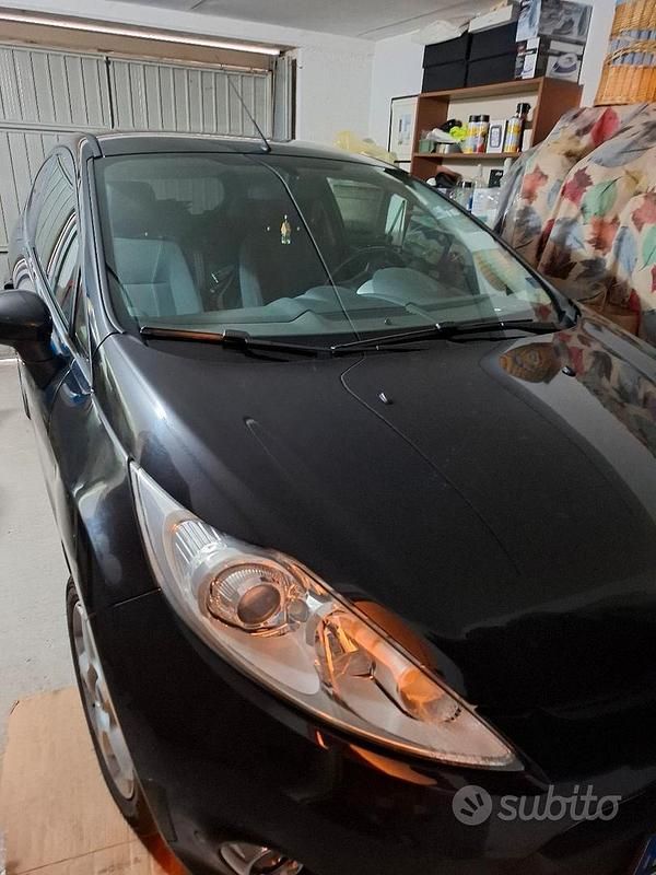 Usata Ford Fiesta 96 CV (70 kW) 2010 Nero Utilitaria