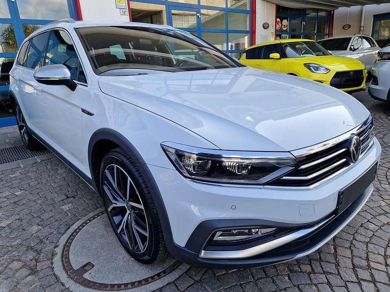 Usata VW Passat Alltrack 200 CV (147 kW) 2023 Gletscherweiß metallic Station wagon