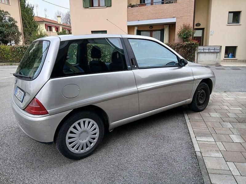 Usata Lancia Ypsilon 60 CV (44 kW) 2001 Argento Utilitaria