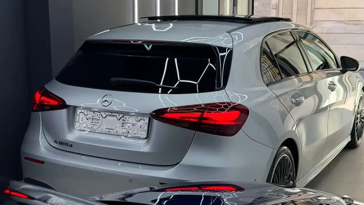 Usata Mercedes A180 AMG Line Premium Plus 116 CV (85 kW) 2023 Grigio Berlina