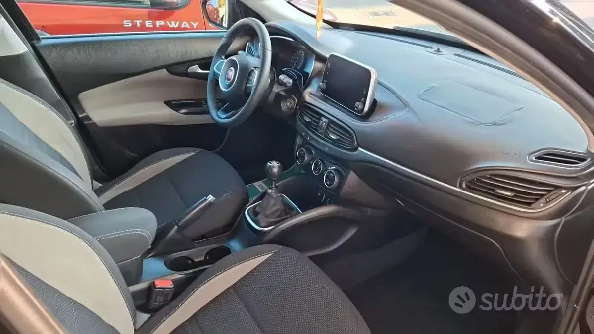 Usata Fiat Tipo Lounge 120 CV (88 kW) 2016 Nero Berlina