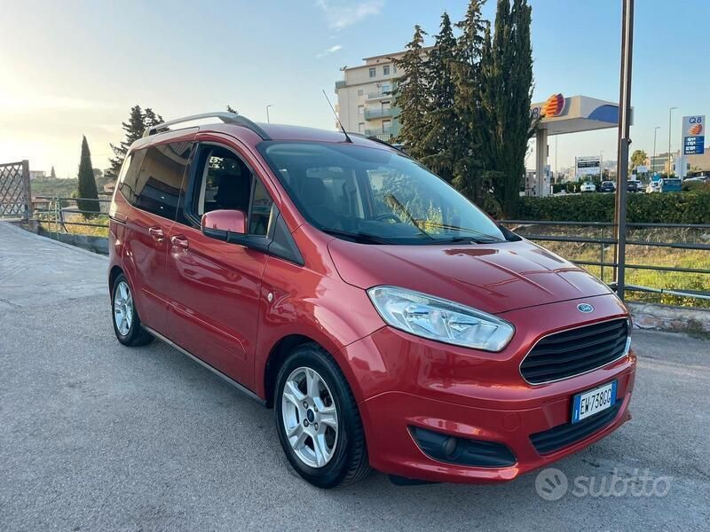 Usata Ford Tourneo Courier 75 CV (55 kW) 2015 Arancione Monovolume