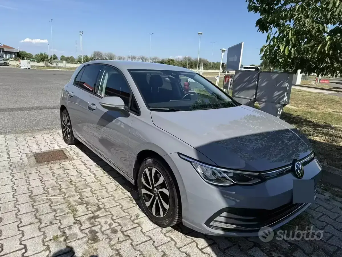 Usata VW Golf VIII 131 CV (96 kW) 2023 Grigio Berlina
