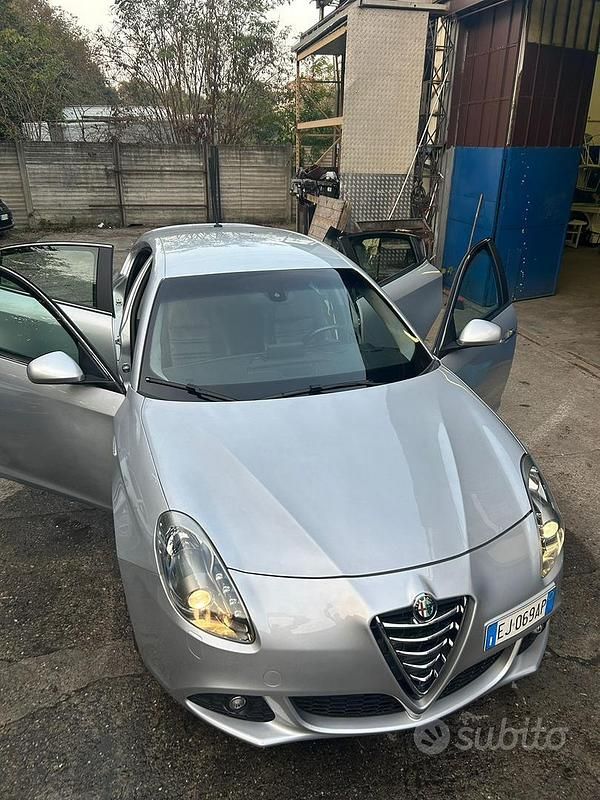 Grigio Usata 2011 Alfa Romeo Giulietta Tre volumi | 7400 € (Buon prezzo) - Immagine 1/4