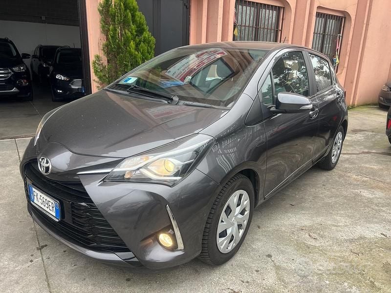 Usata Toyota Yaris Active 69 CV (50 kW) 2017 Grigio Berlina