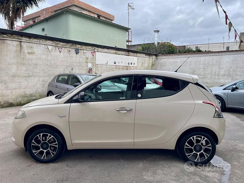 Usata Lancia Ypsilon Platinum 69 CV (50 kW) 2016 Beige Utilitaria