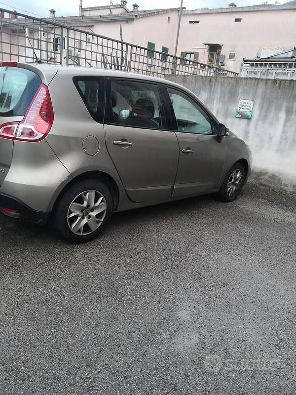 Usata Renault Scénic III XMOD 110 CV (80 kW) 2011 Grigio Monovolume