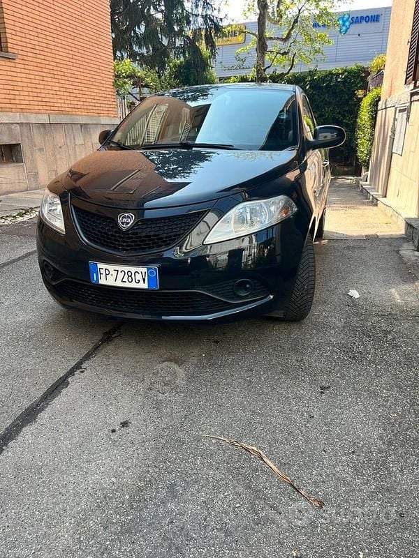 Usata Lancia Ypsilon 69 CV (50 kW) 2018 Nero Utilitaria