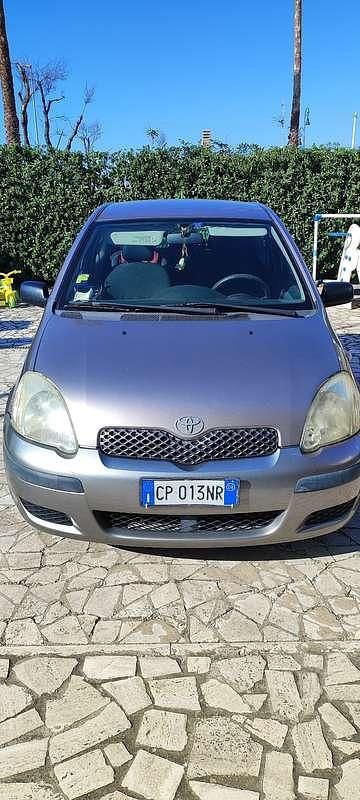 Usata Toyota Yaris 65 CV (47 kW) 2004 Grigio Utilitaria