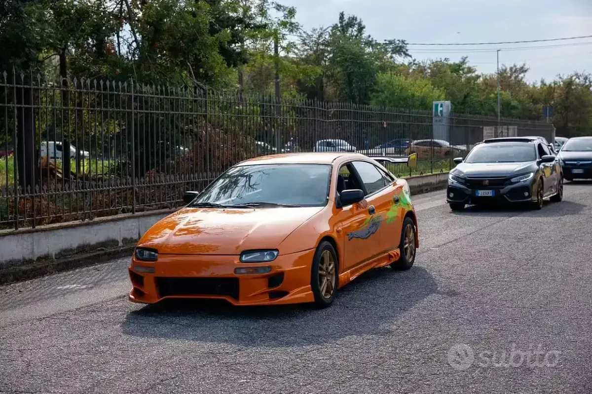 Usata Mazda 323F 88 CV (64 kW) 1999 Arancione Berlina