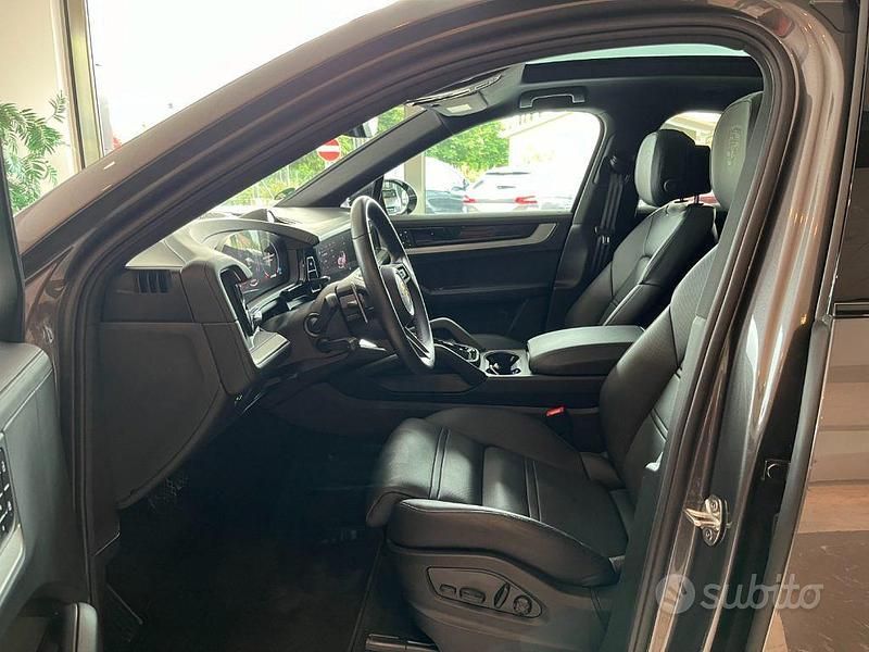 Usata Porsche Cayenne 470 CV (345 kW) 2024 Grigio SUV