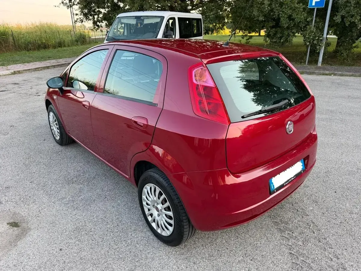 Usata Fiat Grande Punto Dynamic 77 CV (56 kW) 2010 Rosso Utilitaria