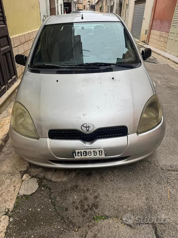 Usata Toyota Yaris 75 CV (55 kW) 2003 Grigio Berlina