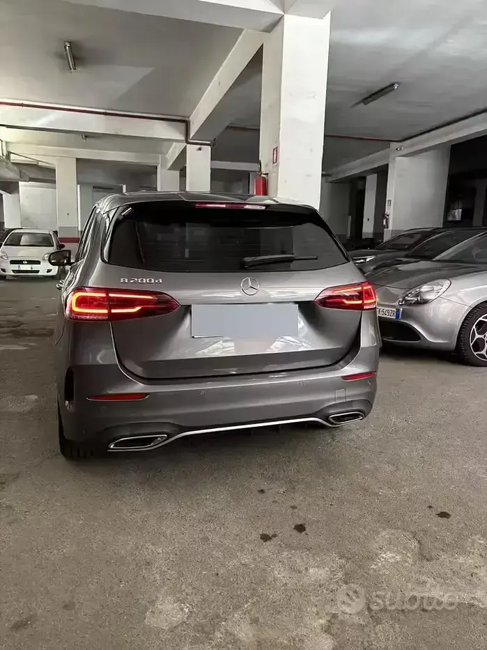 Usata Mercedes 200 AMG 150 CV (110 kW) 2021 Grigio Monovolume