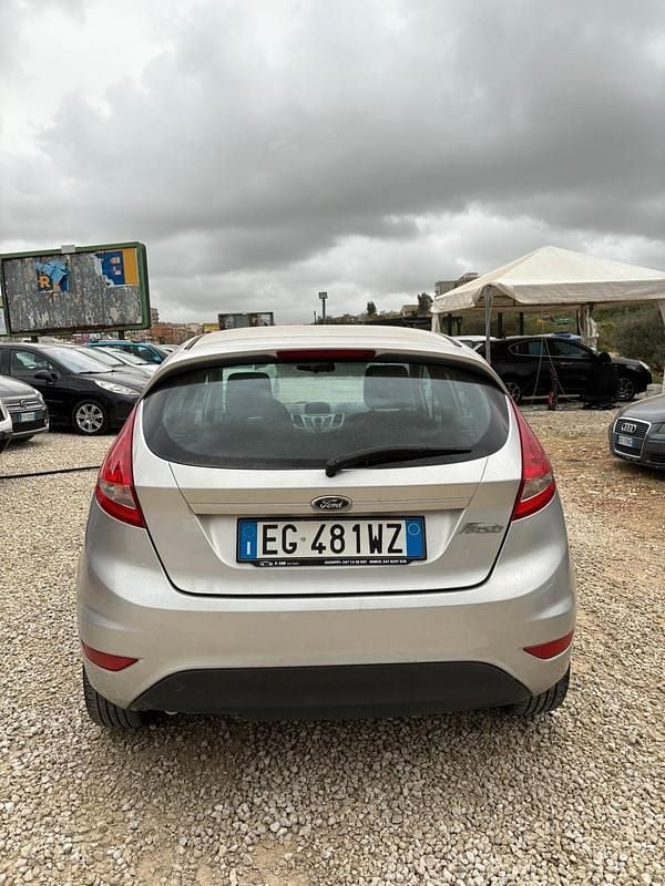 Usata Ford Fiesta 67 CV (49 kW) 2011 Grigio Utilitaria