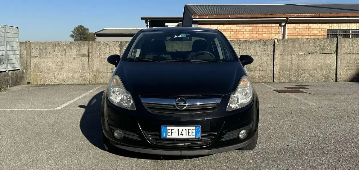 Usata Opel Corsa Edition 86 CV (63 kW) 2011 Nero Utilitaria