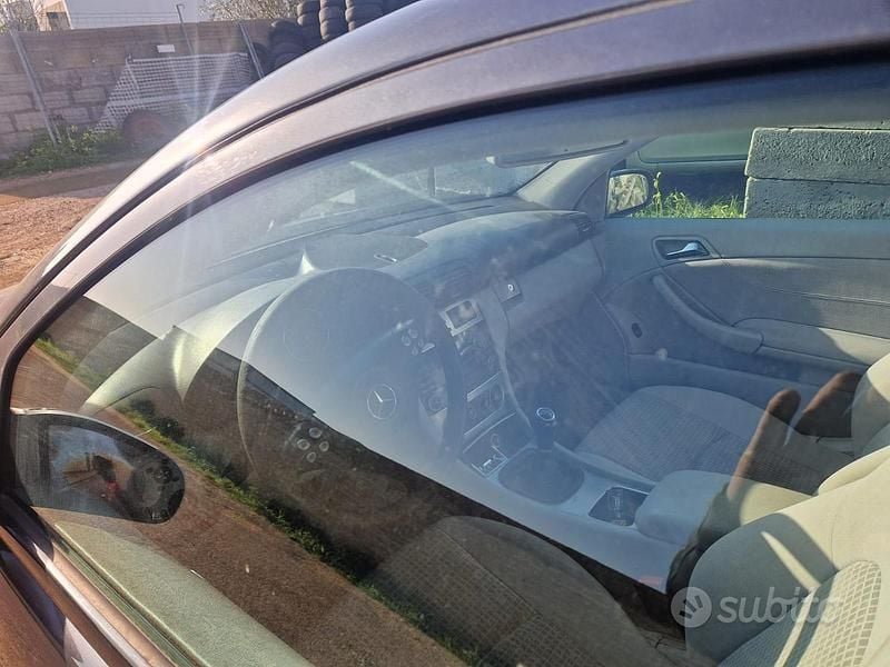 Usata Mercedes C220 Elegance 150 CV (110 kW) 2006 Grigio Coupé