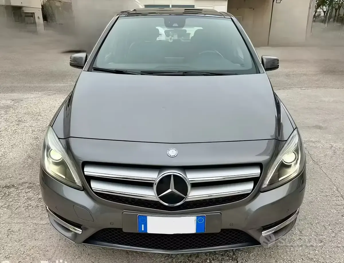 Usata Mercedes B200 Premium 156 CV (114 kW) 2012 Grigio Utilitaria