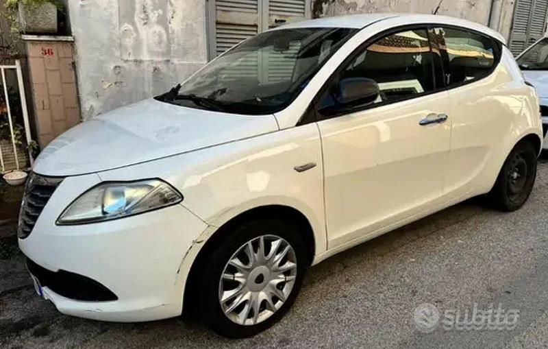 Usata Lancia Ypsilon Silver 69 CV (50 kW) 2016 Bianco Utilitaria