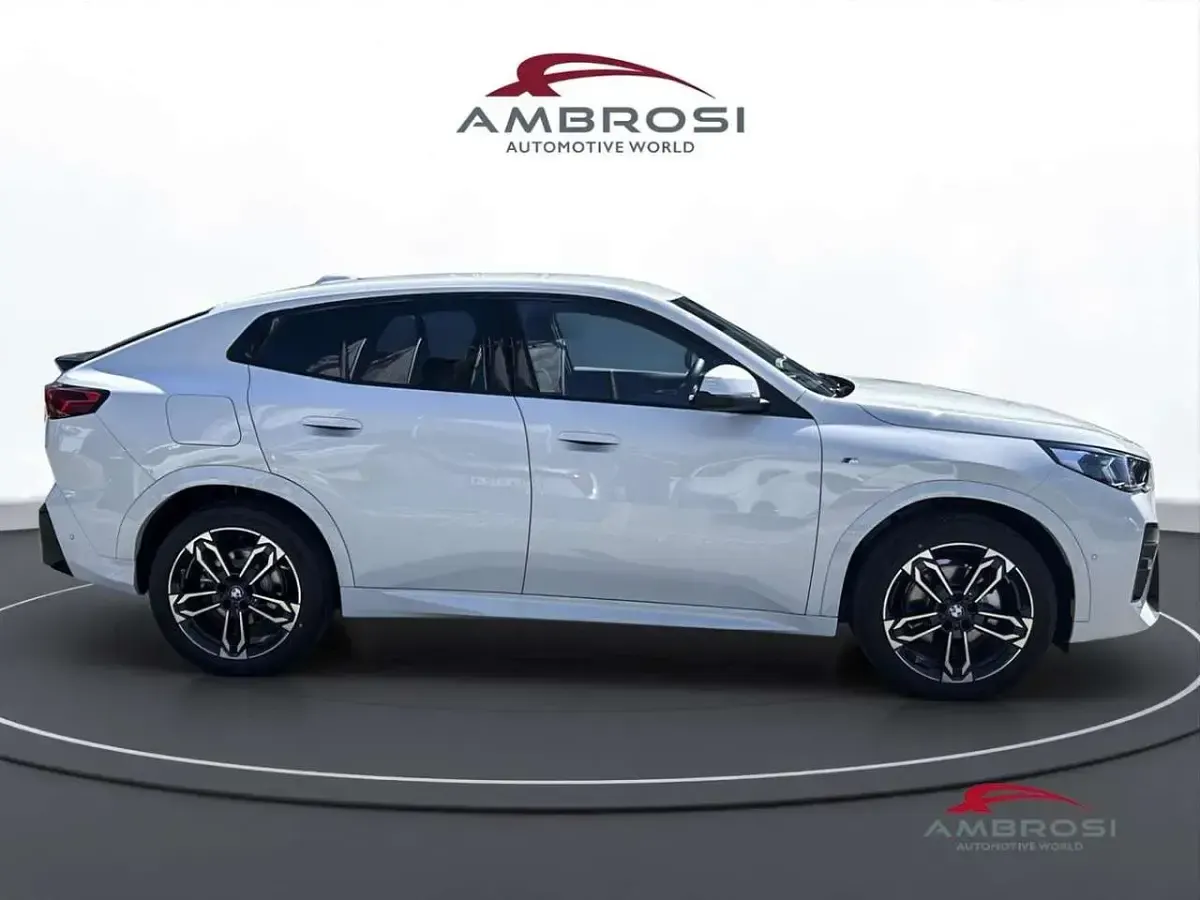 Nuova BMW X2 M Sport 150 CV (110 kW) 2026 Alpin white pastello SUV