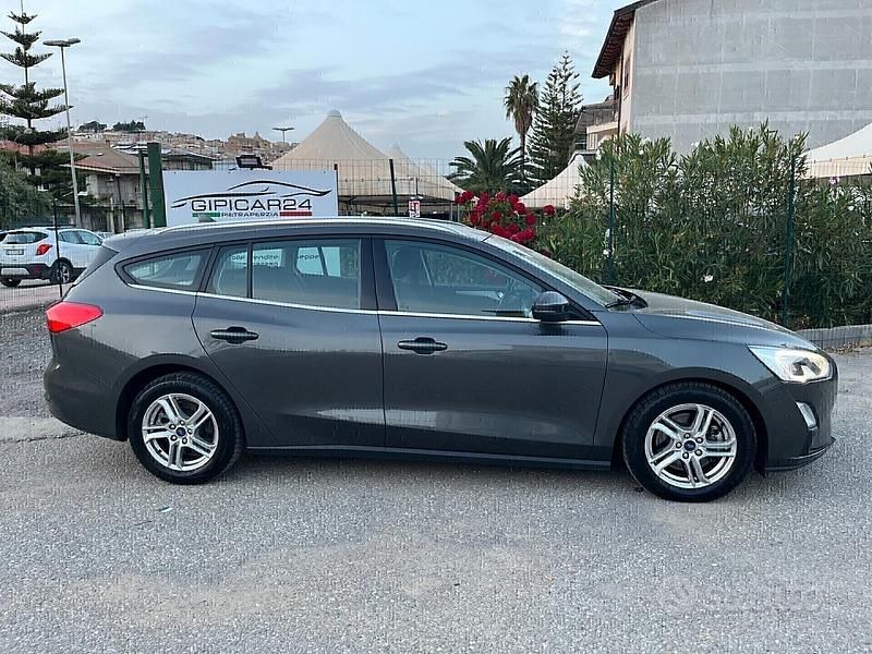 Usata Ford Focus 120 CV (88 kW) 2019 Grigio Station wagon
