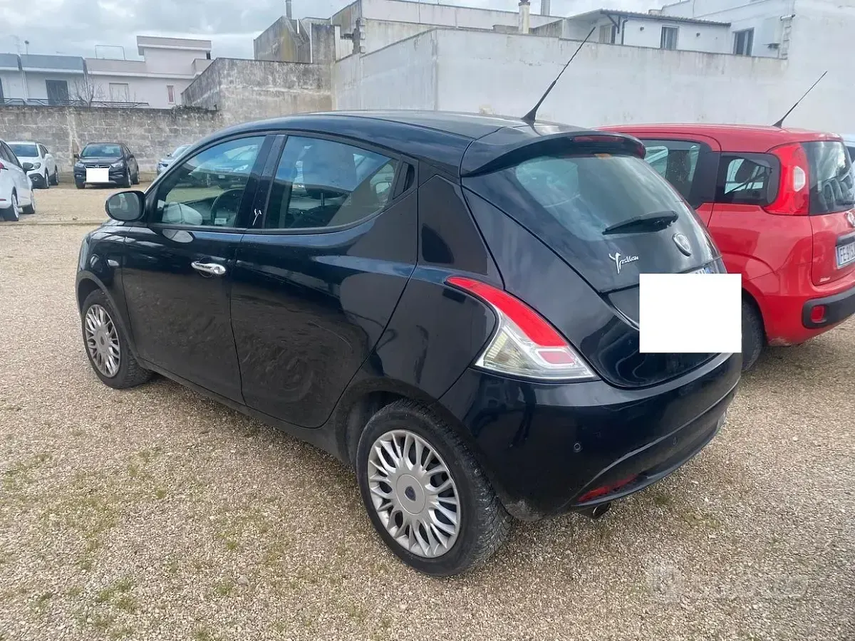 Usata Lancia Ypsilon Platinum 69 CV (50 kW) 2017 Nero Utilitaria